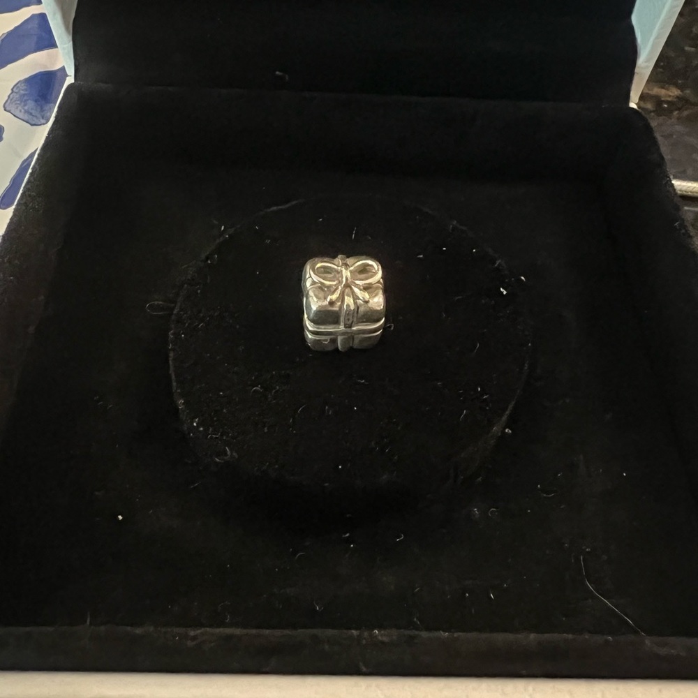 Present Box Pandora Charm